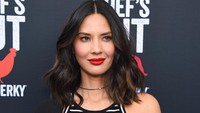 Tampil santai dengan jaket dan kaus pun ia tetap mempesona. Araya Diaz/Getty Images for Chefs Cut Real Jerky