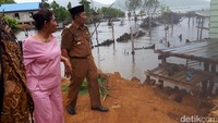 Susi juga menerima keluhan tentang kebutuhan pabrik es di Natuna. Susi menyatakan akan memberikan mesin es di Pulau Tiga yang sudah disiapkan. Namun Susi meminta nelayan tidak menebang pohon bakau yang ada di pulau tersebut. Hal itu untuk menjaga sumber daya air tawar di daerah tersebut dan mencegah turunnya permukaan tanah.