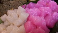 Suka yang kenyal? Anda harus cicip cenil yang terbuat dari tepung singkong. Rasanya yang gurih makin enak dimakan dengan parutan kelapa dan taburan gula pasir. (Foto: detikFood)