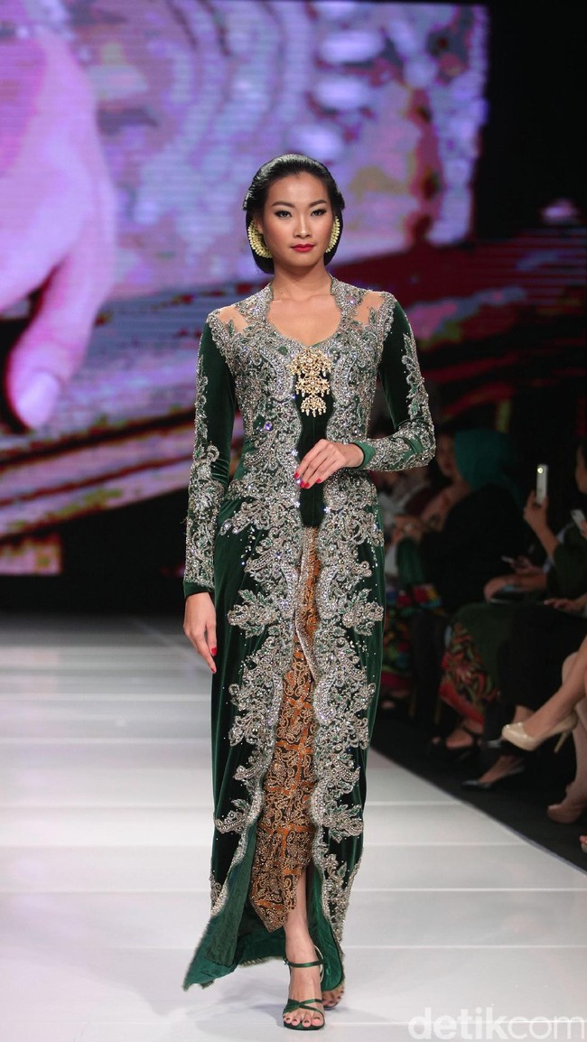 Koleksi terbaru dari Vera Anggraini dengan mengusung tema Merajut Nusantara yang bertempat di Ballroom Grand Hyatt hotel, Jakarta. [Foto: Mohammad Abduh/Wolipop]