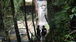 Foto: Patung Bunda Maria di Balik Air Terjun Kalimantan