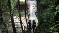 Rasa lelah setelah menuruni anak tangga pun rasanya terbayar dengan pemandangan indah yang terpampang. Traveler pun bisa foto-foto dari sisi pinggir dengan latar gua dan air terjun (Kurnia/detikTravel)