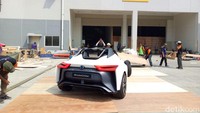 Dari pantauan detikOto, saat melewati Indonesia Convention Exhibition (ICE) BSD, kedua mobil tersebut sedang dipersiapkan oleh beberapa orang. Foto: Khairul Imam Ghozali
