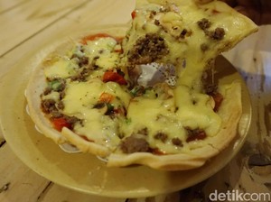 Noi Pizza: Krenyes Gurih Pizza Crispy Berlelehan Keju di Kafe Bergaya Inggris