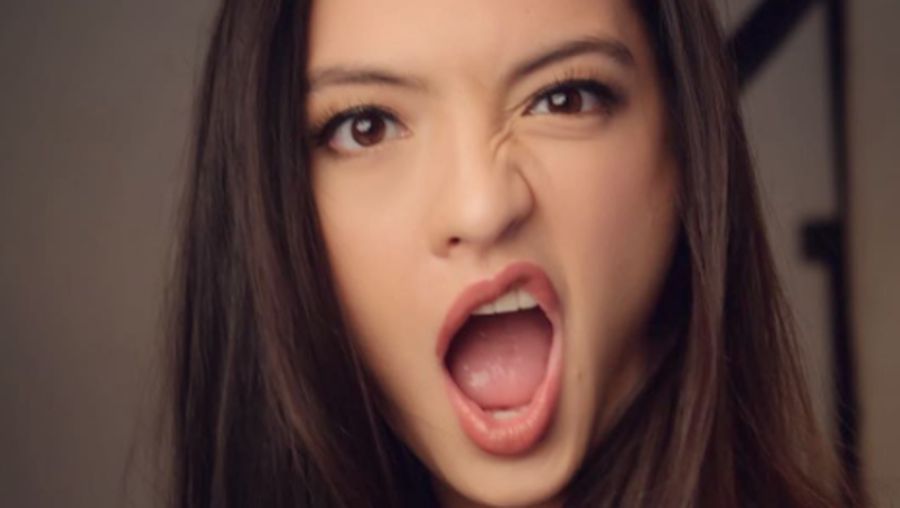Pasang Ekspresi Muka Aneh Raline Shah Tetap Cantik