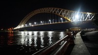 Hawa yang sejuk dan suasana kota yang tenang pasti bikin traveler damai. Anda bisa pula mengambil foto-foto di taman-taman sepanjang Jalan Wolter Monginsidi hingga Jalan KH Ahmad Muksin yang juga mengikuti aliran Sungai Mahakam (Masaul/detikTravel)