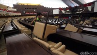 Semua yang berada diruang sidang tahuan dibersihkan.