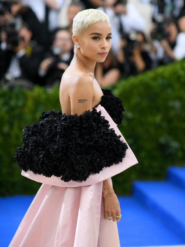 Aktris Zoe Kravitz mencukur kepalanya juga untuk perannya di film Mad Max: Fury Road. Ia lalu mewarnai rambutnya dengan pirang platinum yang membuat penampilan makin stylish. Foto: Getty Images