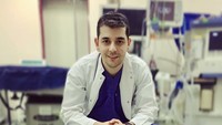 Kalau bumil punya dokter kandungan seganteng ini, apa mau menolak? (Foto: Instagram/drbugracoskun)