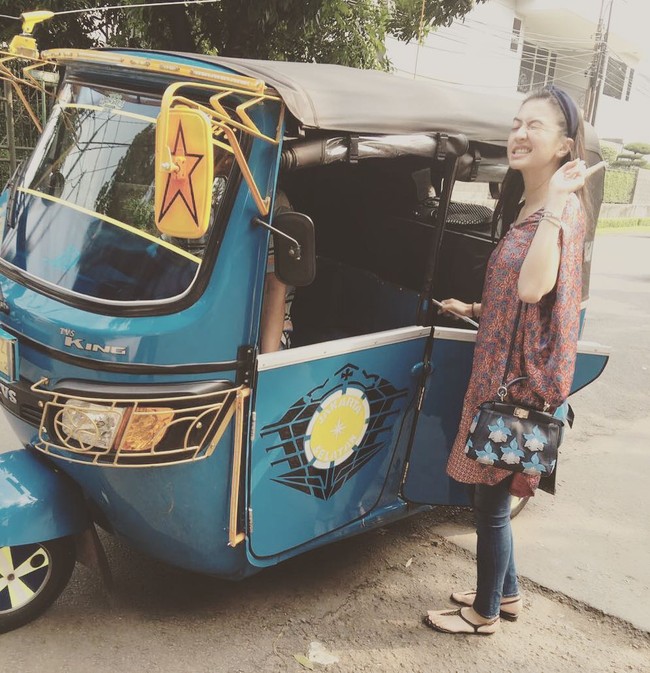 Batik dan kain Indonesia lainnya selalu menjadi bagian keseharian Raline Shah. Seperti yang diperlihatkannya di foto berikut, pergi naik bajaj pun Raline tampak cantik memakai batik. (Foto: Dok. Instagram Raline Shah)