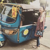 Batik dan kain Indonesia lainnya selalu menjadi bagian keseharian Raline Shah. Seperti yang diperlihatkannya di foto berikut, pergi naik bajaj pun Raline tampak cantik memakai batik. (Foto: Dok. Instagram Raline Shah)