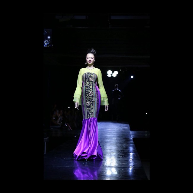 Raline Shah memesona saat berjalan di catwalk memamerkan tenun Timor Leste. (Foto: Dok. Instagram Raline Shah)