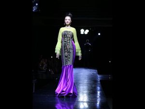 Foto: Raline Shah Selalu Cantik dengan Kain Indonesia Bahkan Saat Naik Bajaj