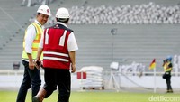 Sesampainya di SUGBK, menteri asal Bangkalan, Jawa Timur itu lebih dulu menuju ke area lapangan rumput.