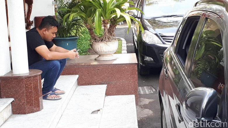 Anak Wali Kota Risma Serahkan Kasus Pecah Kaca Mobil ke Polisi Anak Wali Kota Risma Serahkan Kasus Pecah Kaca Mobil ke Polisi