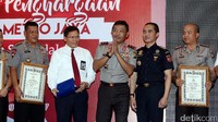 Kapolda Metro Jaya Irjen Idham Azis memberikan penghargaan kepada jajaran kepolisian dan instansi yang terlibat dalam pengungkapan 1 ton sabu. Prestasi itu tidak akan terukir tanpa ada kerja sama yang baik antar-instansi terkait.