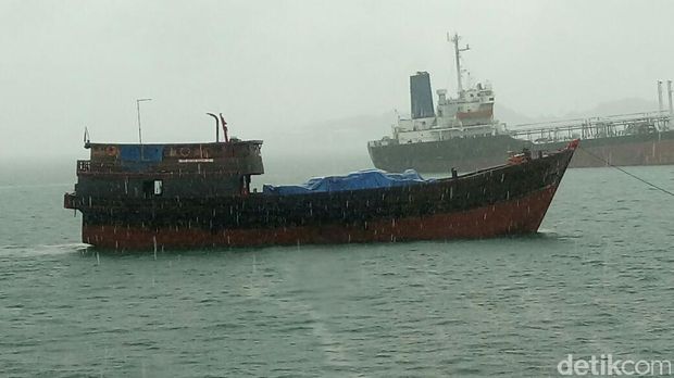 Bakamla tangkap kapal bermuatan elektronik dan onderdil ilegal