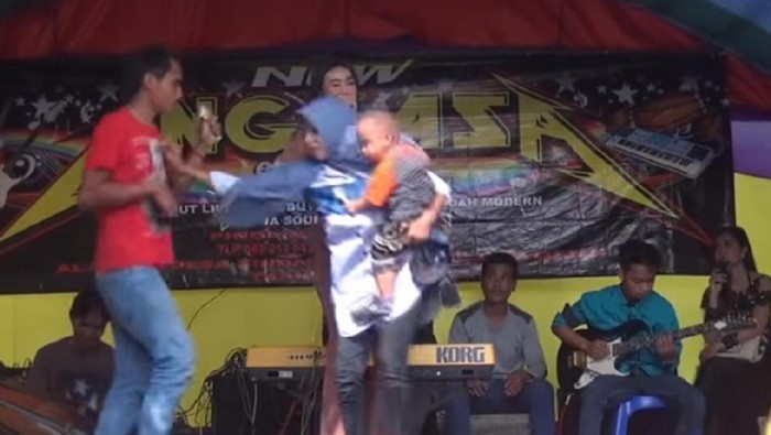 Terciduk! Asyik Joget Bareng Pedangdut, Pria Ini Kepergok Istri