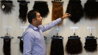 Rambut-rambut juga dilelang lho. Satu kilogram rambut dengan panjang 40 cm terjual dengan harga Rp 166 dolar (Rp 2,2 juta) (Arun Sankar/AFP)