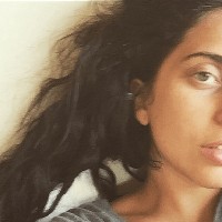 Seperti wanita kebanyakan, pemilik nama lengkap Stephanie Germanotta ini peduli dengan bentuk alisnya. Meski tidak dandan kadang ia tetap suka merias alis. 