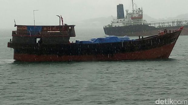 Bakamla tangkap kapal bermuatan elektronik dan onderdil ilegal
