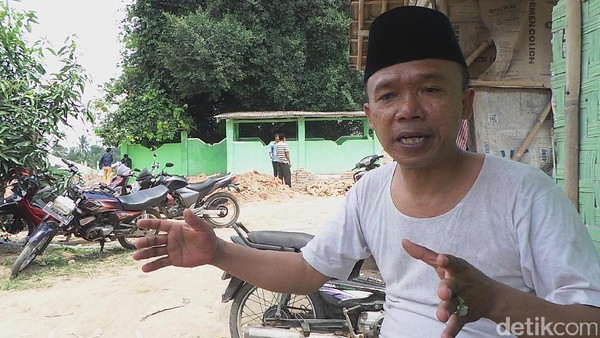 Ahmad Almawardi, humas sekaligus pengurus masjid bercerita tentang asal muasal dibangunnya masjid ini. Menurut cerita Ahmad, masjid ini masih ada hubungannya dengan kisah ketokohan Ki Ageng Derpa yang makamnya berada di samping masjid (Bahtiar/detikTravel) Ahmad Almawardi, humas sekaligus pengurus masjid bercerita tentang asal muasal dibangunnya masjid ini. Menurut cerita Ahmad, masjid ini masih ada hubungannya dengan kisah ketokohan Ki Ageng Derpa yang makamnya berada di samping masjid (Bahtiar/detikTravel)