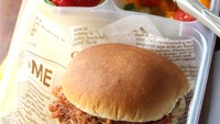 Burger ayam panggang berisi suwiran ayam panggang yang ditangkup roti burger. Bsa dilengkapi dengan salad dan buah segar. (Foto: Istimewa)