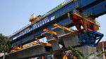 Foto: Pemasangan Box Girder LRT Velodrome-Kelapa Gading