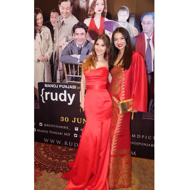 Kain batik juga bisa tampak glamour, seperti yang dikenakan oleh Raline Shah ini. Raline mengenakan batik prada rancangan Ghea Panggabean. (Foto: Dok. Instagram Raline Shah)