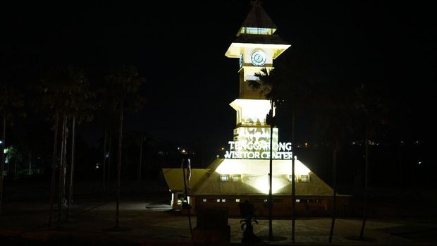 tugu di dekat jembatan Kukar