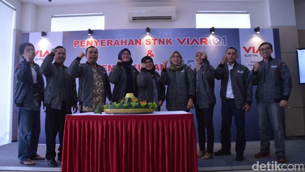Motor Listrik Pertama di Indonesia Dikirim ke Tangan Konsumen