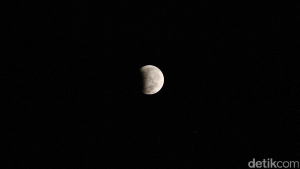 Penampakan Fase Gerhana Bulan Sebagian di Kabupaten Bandung