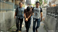 Dari rumah tersebut polisi mengamankan T. Selain itu, polisi masih mengejar pemilik dari rumah tersebut.