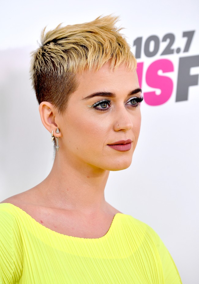 Tidak benar-benar botak, tapi Katy Perry membuat rambutnya plontos di bagian belakang dan sisi kiri-kanan. Gorgeous! Foto: Getty Images