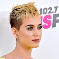 Tidak benar-benar botak, tapi Katy Perry membuat rambutnya plontos di bagian belakang dan sisi kiri-kanan. Gorgeous! Foto: Getty Images