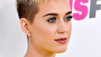 Penyanyi Katy Perry ikut berduka atas kepergian Hawking. Dia menyoroti meninggalnya Hawking di pi day atau tanggal 14 Maret. Lubang besar di hatiku beberapa hari jelang Pi day, tulis Katy Perry di Twitter (Foto: Getty Images)