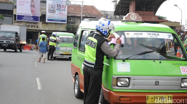Ngetem Sembarangan hingga Tak Ada STNK, 300 Angkot di Bogor Dirazia