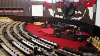 Kursi-kursi pimpinan dan mimbar untuk pidato Jokowi dibersihkan.
