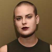 Tallulah Willis cukur rambut pada 2014 setelah menjalani rehabilitasi. Ini penampilan Tallulah bergaya gothic nan seksi. Foto: Getty Images