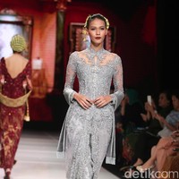 Koleksi terbaru dari Vera Anggraini dengan mengusung tema Merajut Nusantara yang bertempat di Ballroom Grand Hyatt hotel, Jakarta. [Foto: Mohammad Abduh/Wolipop]