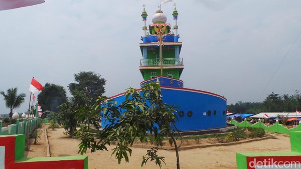 Masjid ini disebut sebagai Masjid Kapal Bosok (Busuk) karena kesaktian Ki Angga Derpa. Dia mengucapkan: Kapal, sira dicambuk bosok salawase (kapal, kamu dicambuk busuk selamanya). Besi dan benda yang disebut platok kapal bekas peninggalan cerita tersebut masih bisa dilihat traveler (Bahtiar/detikTravel) Masjid ini disebut sebagai Masjid Kapal Bosok (Busuk) karena kesaktian Ki Angga Derpa. Dia mengucapkan: Kapal, sira dicambuk bosok salawase (kapal, kamu dicambuk busuk selamanya). Besi dan benda yang disebut platok kapal bekas peninggalan cerita tersebut masih bisa dilihat traveler (Bahtiar/detikTravel)