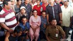 Foto : Dibonceng Motor dan Pakai Sandal Jepit, Susi Blusukan ke Desa Nelayan