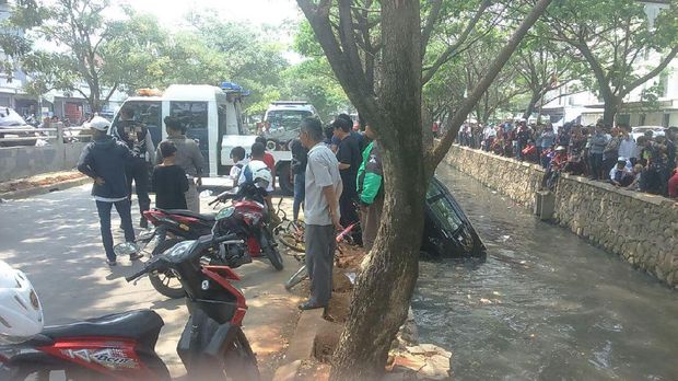 Proses evakuasi mobil Avanza