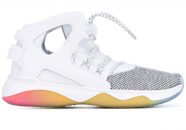 Bagian sol warna-warni membuat versi terbaru dari Nike Huarache Ultra Sneaker ini disukai para sneakerhead. Selain mencuri atensi di kehidupan nyata, juga pada foto Instagram kamu. Dok. Ist.