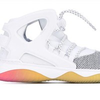 Bagian sol warna-warni membuat versi terbaru dari Nike Huarache Ultra Sneaker ini disukai para sneakerhead. Selain mencuri atensi di kehidupan nyata, juga pada foto Instagram kamu. Dok. Ist.