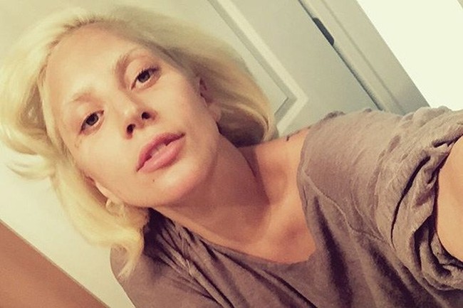 Lady Gaga adalah salah satu wanita yang suka mengecat alisnya. Warna alisnya disamakan dengan warna rambutnya.