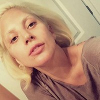 Lady Gaga adalah salah satu wanita yang suka mengecat alisnya. Warna alisnya disamakan dengan warna rambutnya.