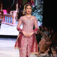 Koleksi terbaru dari Vera Anggraini dengan mengusung tema Merajut Nusantara yang bertempat di Ballroom Grand Hyatt hotel, Jakarta. [Foto: Mohammad Abduh/Wolipop]