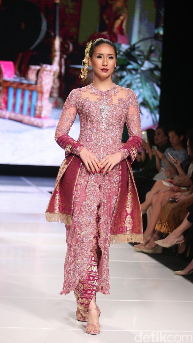 Koleksi terbaru dari Vera Anggraini dengan mengusung tema Merajut Nusantara yang bertempat di Ballroom Grand Hyatt hotel, Jakarta. [Foto: Mohammad Abduh/Wolipop]