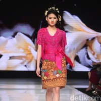 Koleksi terbaru dari Vera Anggraini dengan mengusung tema Merajut Nusantara yang bertempat di Ballroom Grand Hyatt hotel, Jakarta. [Foto: Mohammad Abduh/Wolipop]